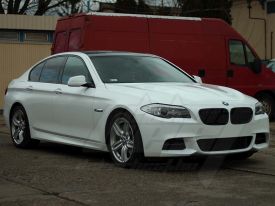 BMW M550 autófóliázás: Avery white av2100001 autó fóliával 1