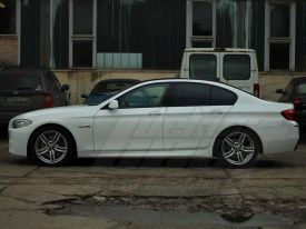 BMW M550 autófóliázás: Avery white av2100001 autó fóliával 6